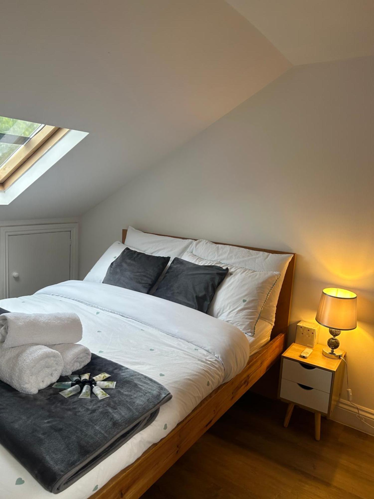 Qties Luxury Home London Bagian luar foto