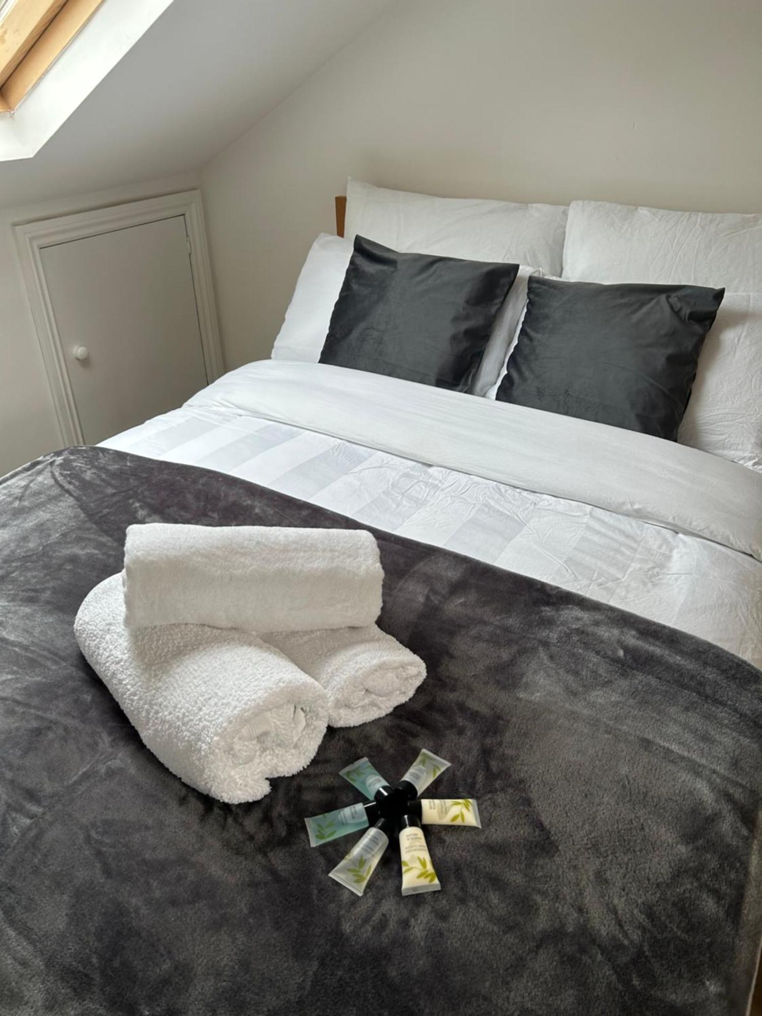 Qties Luxury Home London Bagian luar foto